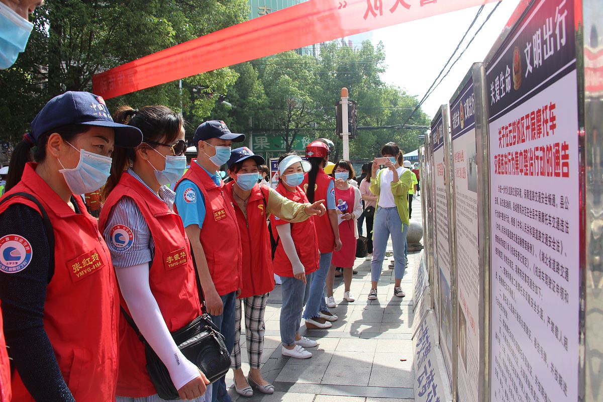2020年5月26日,湖北省孝感市,云梦县交警大队在城区孝武商场门前开展"