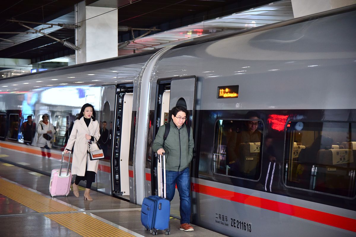 2019年1月5日,京沪高铁北京南站,停靠在站台内的17编超长编组复兴号动