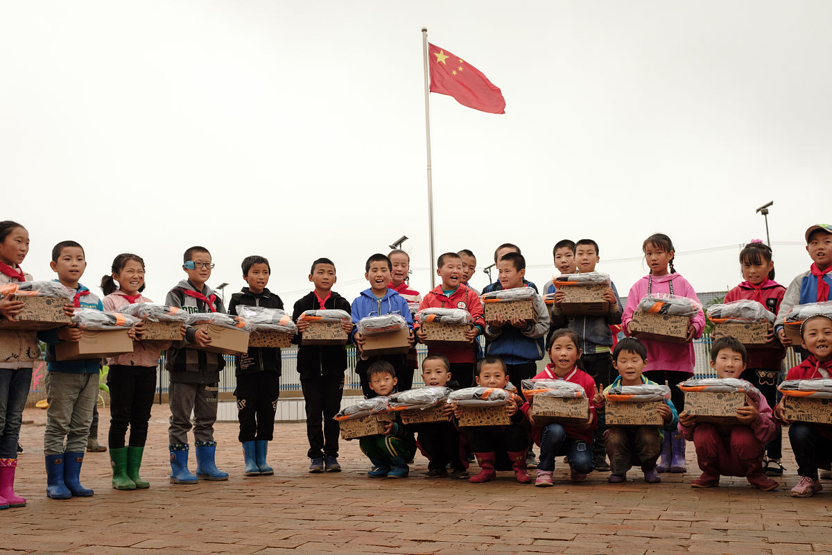 江孜县日朗乡小学教职工运动会入场解说词