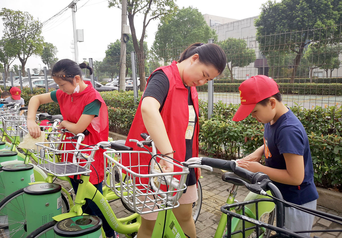 大学生志愿服务：共享单车有序摆放，共建美好校园环境