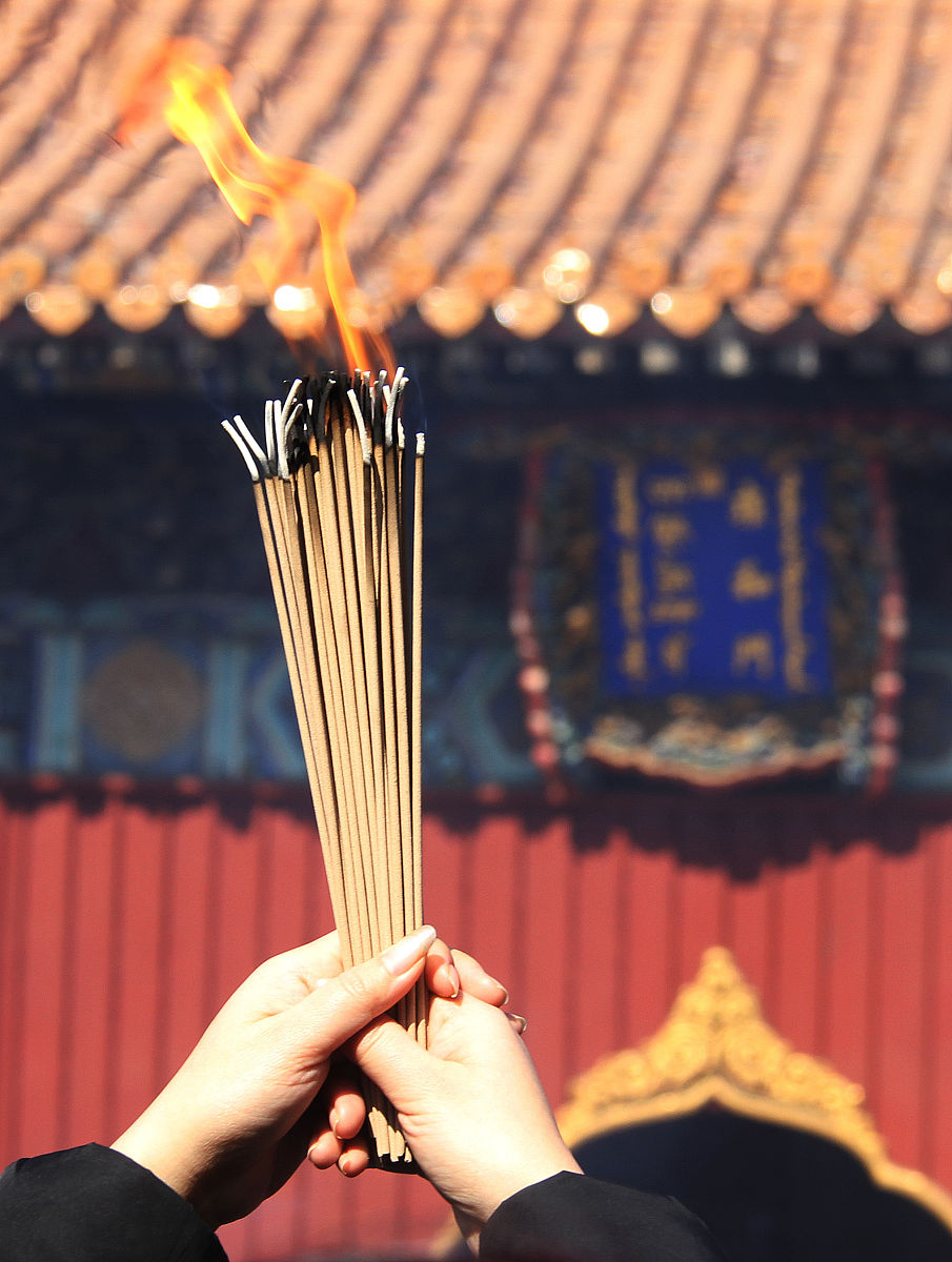 我老婆最近沉迷于烧香拜佛不上班挣钱了怎么办