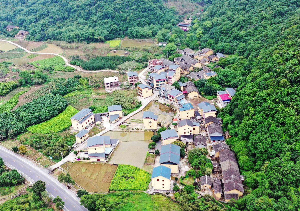 按照文献综述语言风格阐述丰顺县农村人居环境治理过程中如何 引入社会资本合作治理模式以此拓展治理资金来源800字