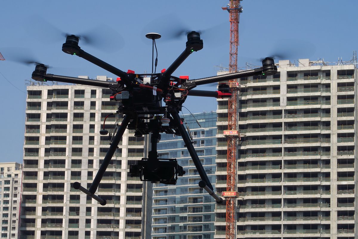 利用可移动基站如无人机在为下行用户提供通信服务的同时感知地面移动物体的位置信息并预测其移动轨迹同时为移动目标充能。