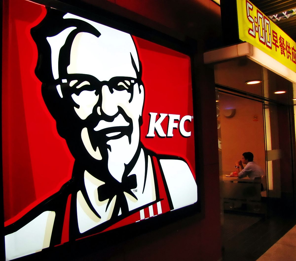 百胜集团持续发展：全球扩张、品牌升级、技术创新、社会责任和环保倡导