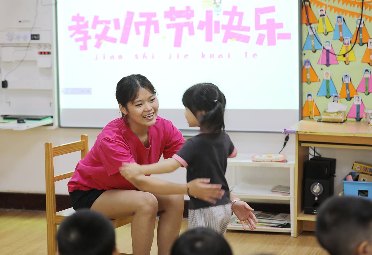 以儿童的角度 写一篇幼儿园毕业对老师感谢的 短文 白话一点