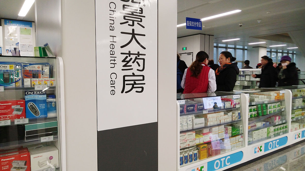选项	小计	比例A、药店	99	4286B、医院	86	3723C、私人门诊	46	1991请根据以上数据内容写一篇关于枣园社区居民购药场所的调查结果分析不得少于800字。