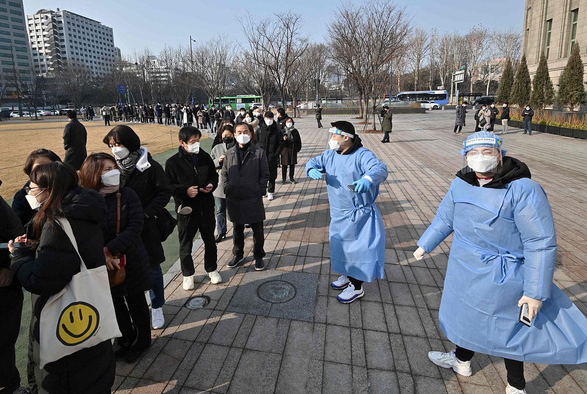 当地时间2022年1月26日,韩国首尔,民众排队进行新冠检测.据韩联社报道