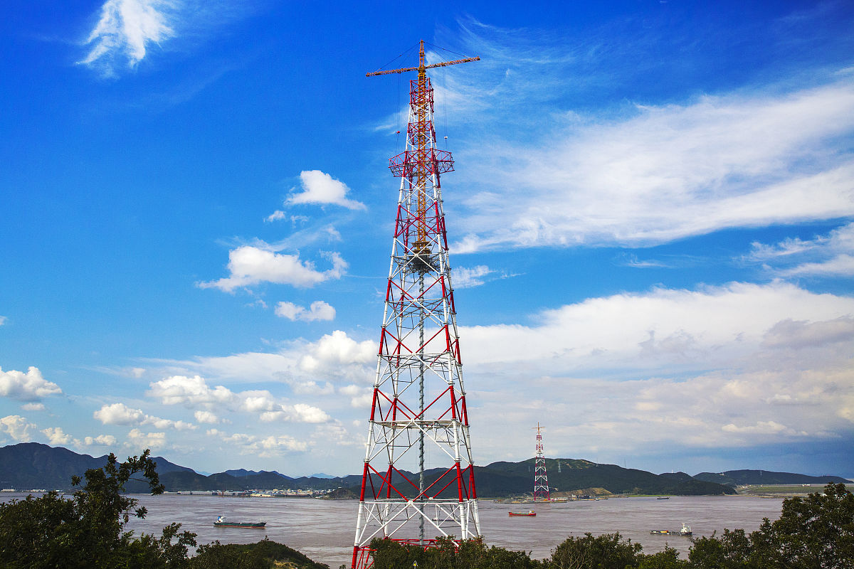 2018年9月10日上午,浙江舟山定海区册子岛海边的380米世界第一输电高
