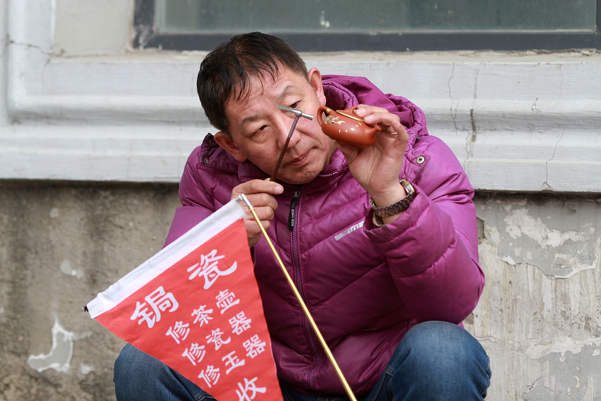 2018年3月31日,黑龙江省哈尔滨市,周六的道外古玩市场,近千个古玩,文