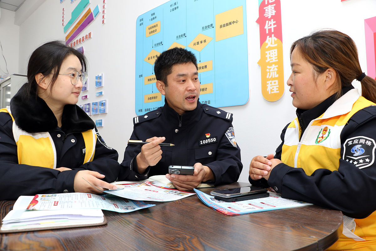 请用新闻播报员的口吻将以下新闻进行修改和润色。杭州反诈民警最近一次破案技巧可谓高招频出让人们叹为观止。据报道一名姑娘遭遇了电信诈骗不幸失去了联系。然而反诈民警并没有放弃通过该姑娘未退出的QQ账号锁定了一可疑群聊并成功将姑娘的24位同事拉入该群聊。在指挥大家在群里发送别转账你在被诈骗不要转钱等消息后消息瞬间刷屏其中一位同事很快接到了姑娘的回电。最终姑娘的卡里余额成功保住了近20万元。这样的反诈操作不