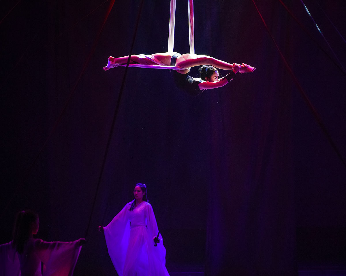 杂技与魔术表演专业：学习技巧、训练身体，成为舞台上的魔法师