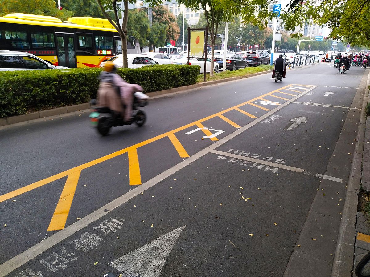 建国西路近吴兴路单行道方向：车辆只能往吴兴路行驶