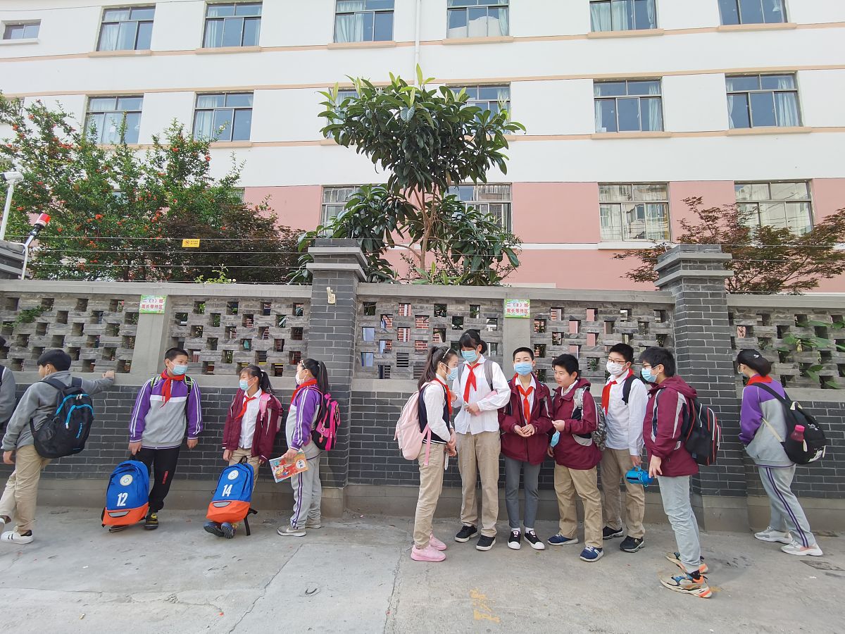 2020年5月18日,南京市回龙桥小学学生在校门口入口处排队,等候进入校