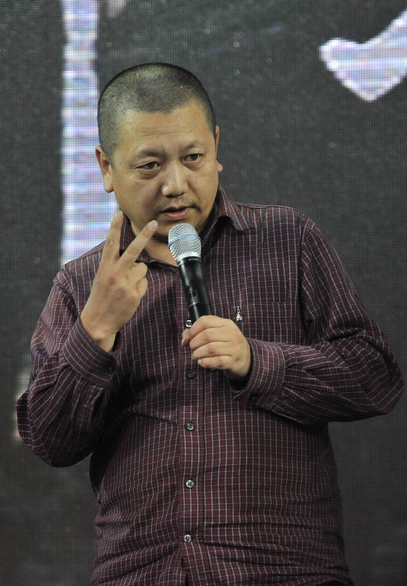 与国外的直接电影相比中国直接电影会采用平民化的视角为切入点对社会问题进行审视。请从中国与西方不同的文化背景分析中国直接电影的平民化视角的特点。大概1000字左右。