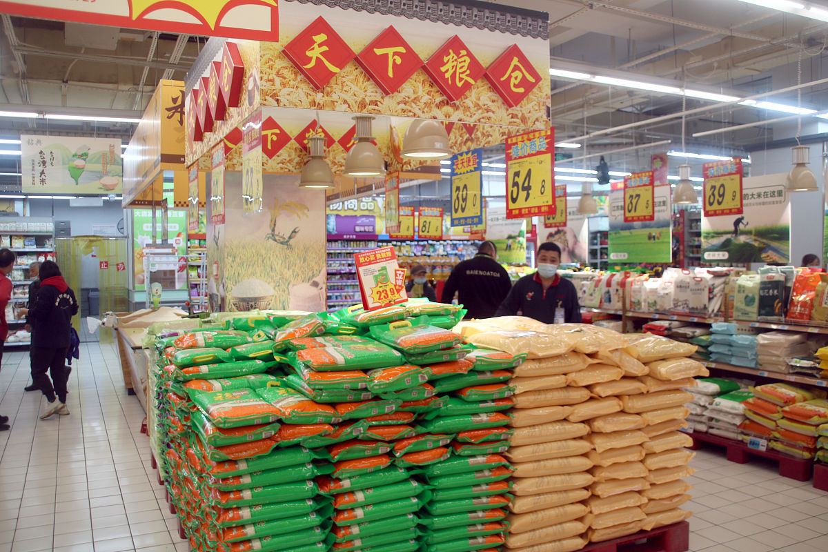 2022年3月21日,江苏苏州,市民在姑苏区一家超市选购蔬菜和食品.