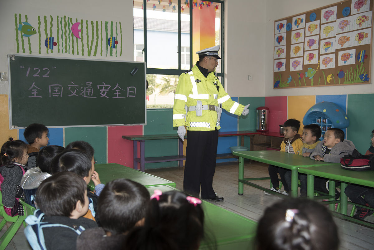 幼儿园安全教育家长会发言稿