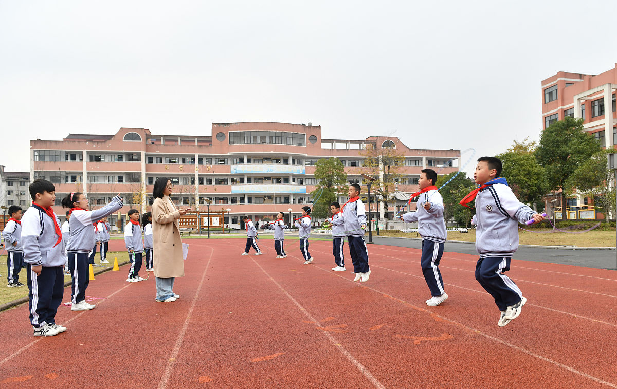 2021年11月30日,浙江省东阳市江北第二小学的学生在参加一分钟跳绳体