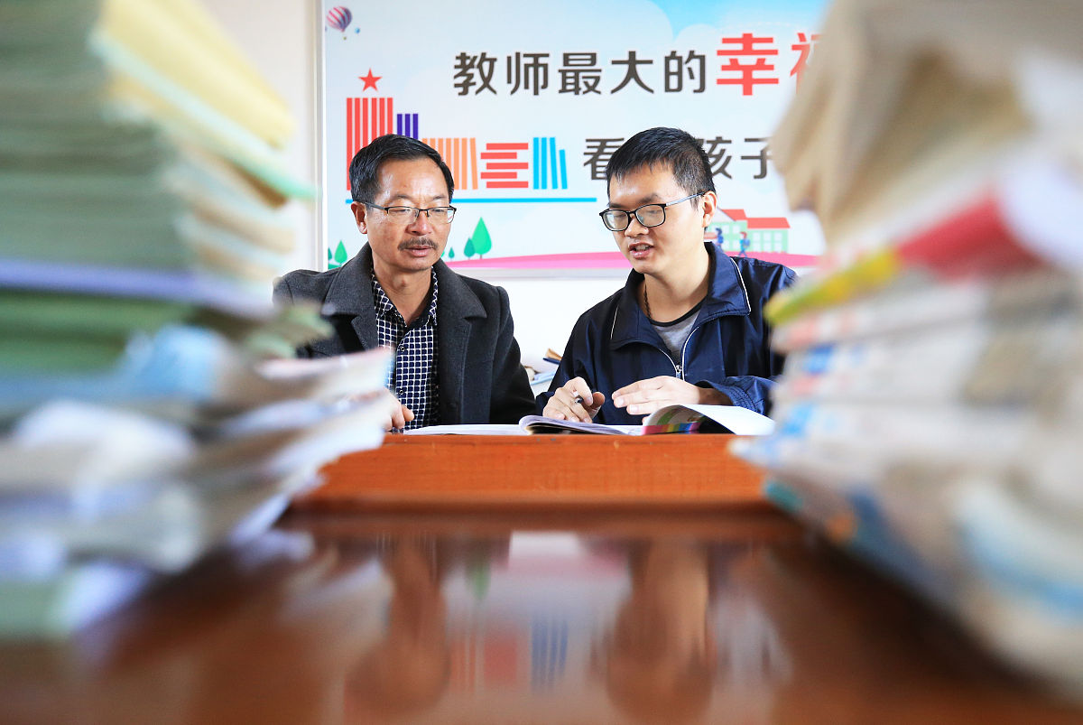 请写一篇关于校本教研与教师专业成长的关系的讨论内容