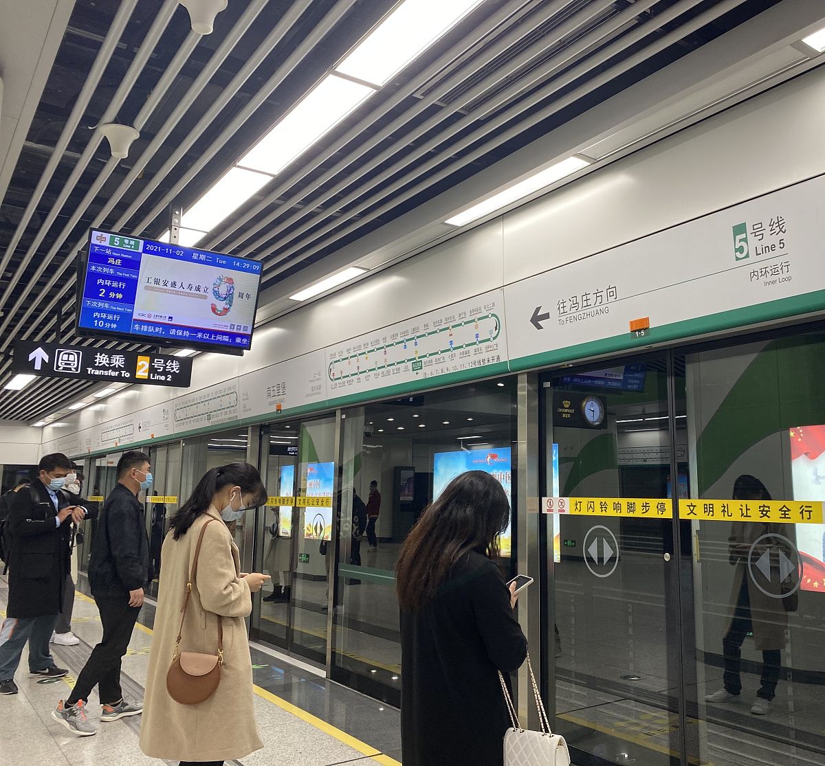 2021年11月2日,郑州全面加强疫情防控,市民出行自觉佩戴口罩.