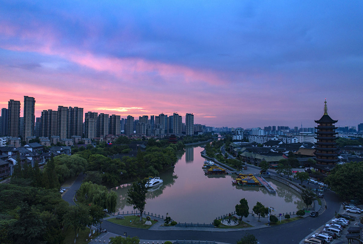 2020年7月26日,江苏淮安,里运河上空朝霞似火,将河畔的城市装扮得十分
