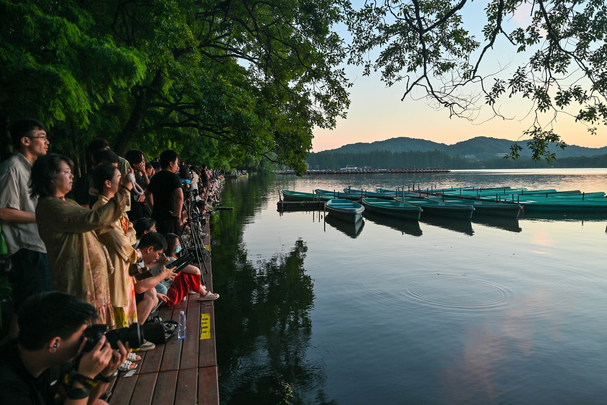 请帮我生成一篇900字的杭州湘湖游记