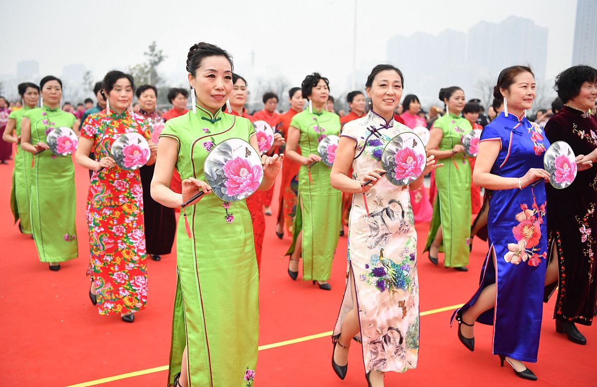 帮我写3条旗袍走姿练习文案