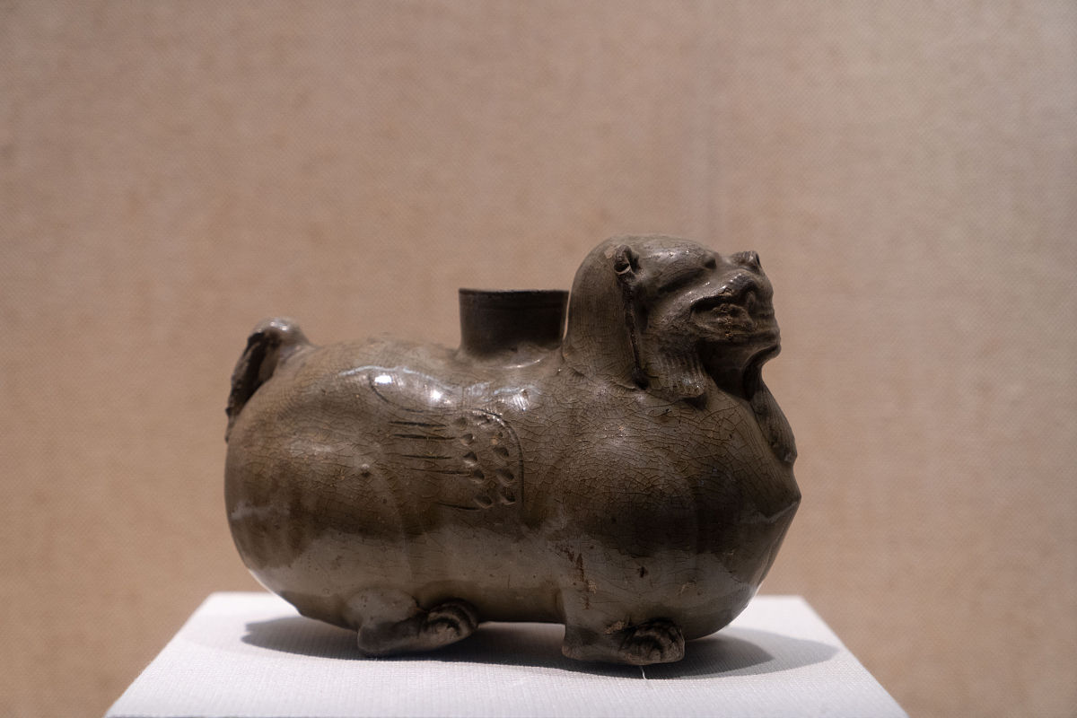 2021年7月24日,杭州,浙江博物馆瓷器展.西晋越窑青瓷狮形器.