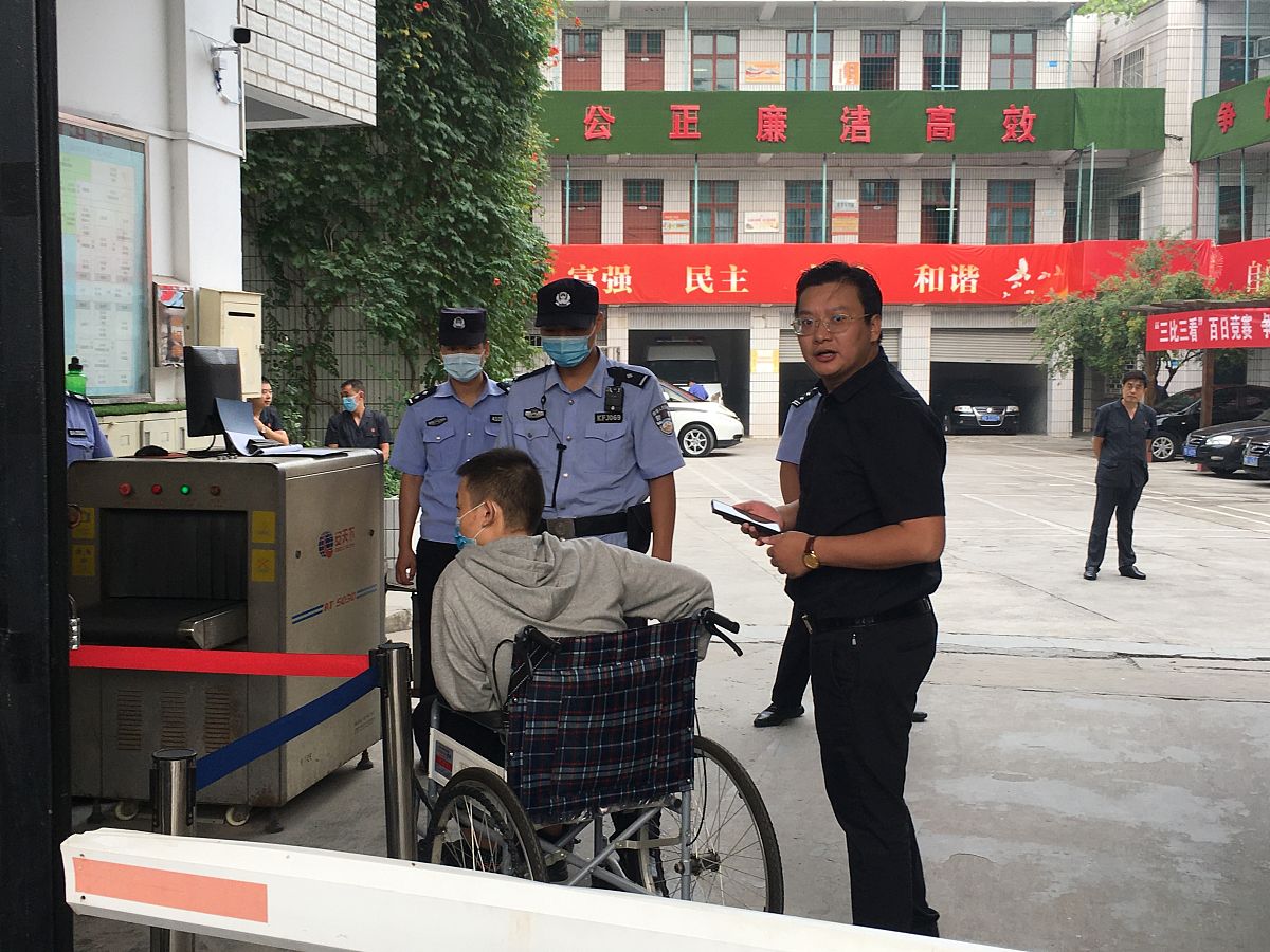 自贡市成佳镇派出所帮我用200字详细描述