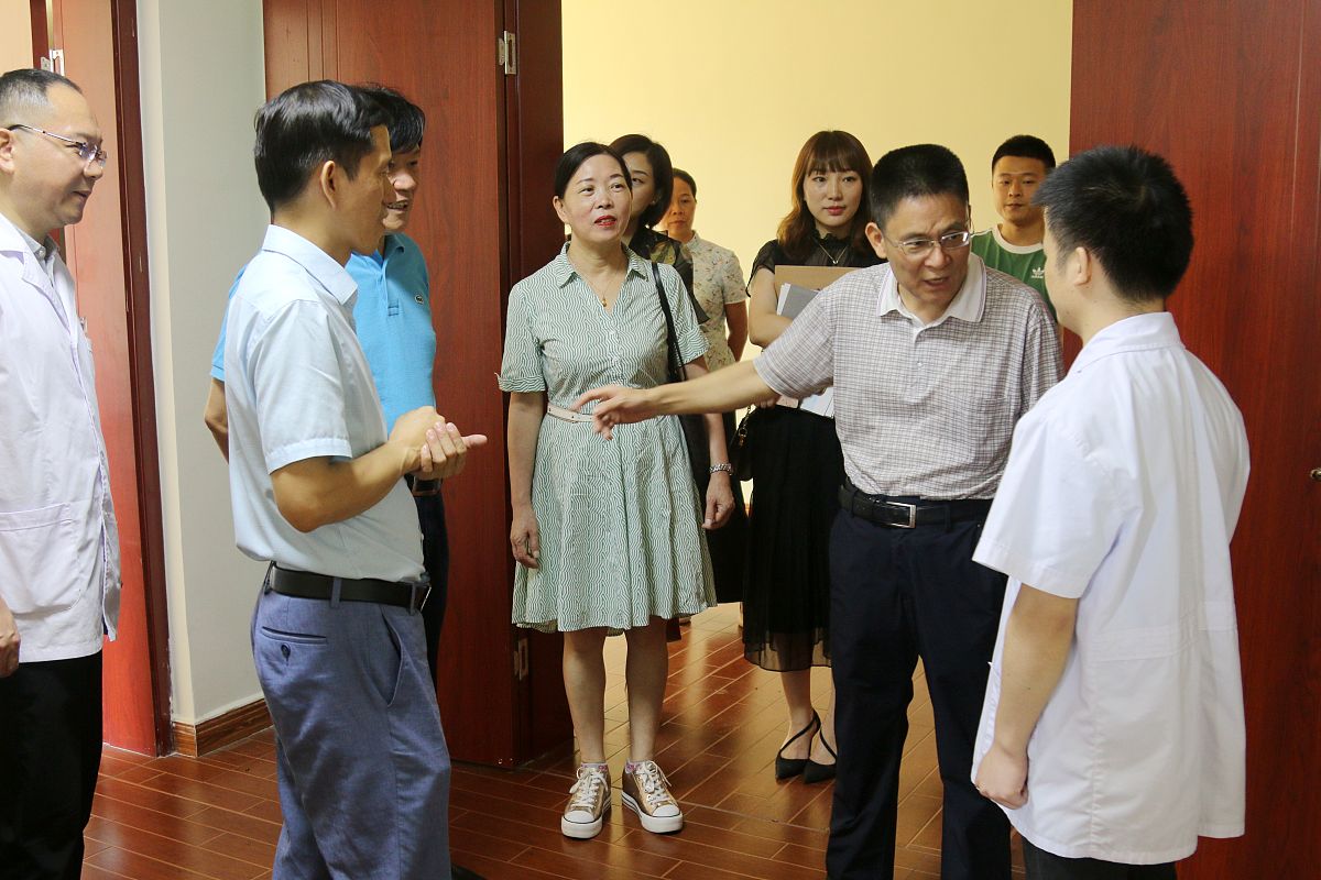 万柏林区教育局依桂香是什么职务帮我用200字详细描述