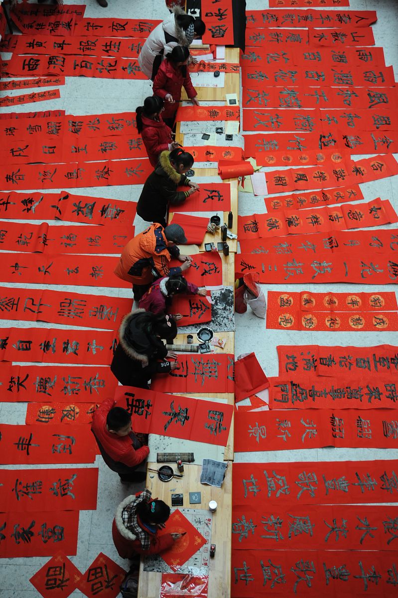 2018年2月3日, 山东烟台,小小书法家在"金犬报春翰墨飘香"活动现场书
