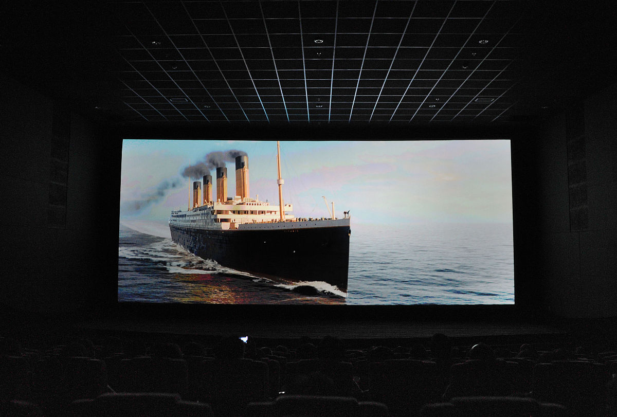 《泰坦尼克号》：灾难与爱情的交织与升华