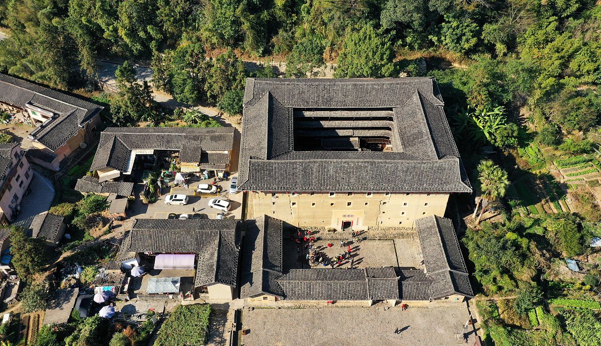 扮演一名旅游博主写篇500字：探寻福建漳州的古老文化和美食之旅