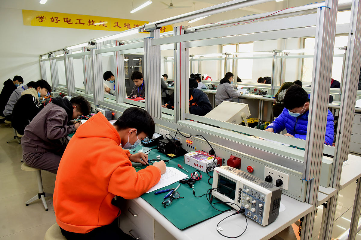 四川化工总厂技工学校电子技术应用专业就业前途大不大