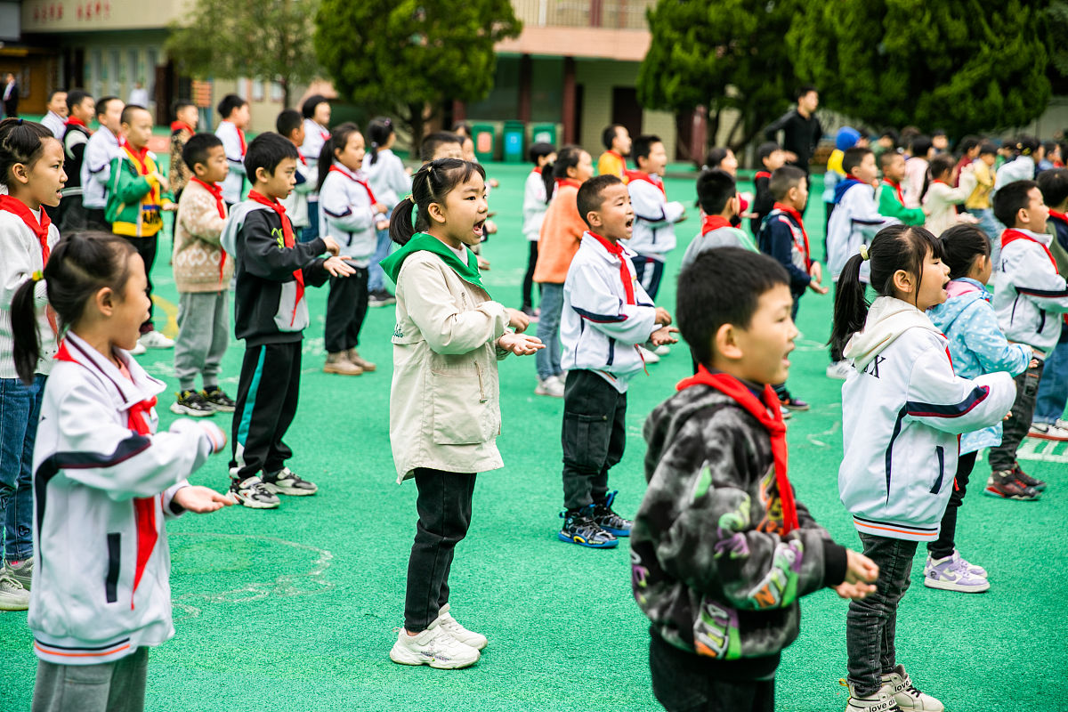 2021年10月13日,贵州省毕节市第四小学学生正在上体育课.