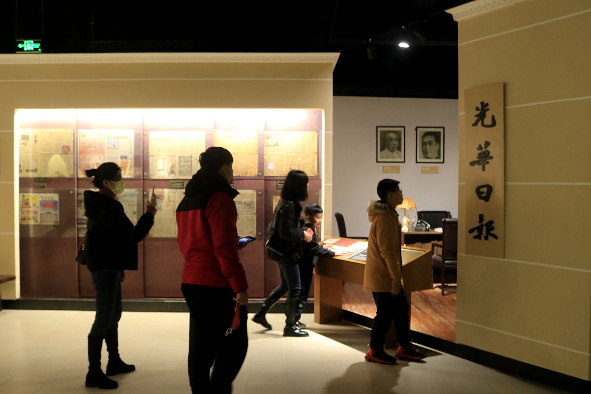 活动伊始学生干部们在讲解员的带领下有序进入校史馆。在校史馆里听着讲解员述说延边大学的发展历程同学们被延边大学的百年沧桑历史震撼了。一幅幅老照片不仅阐述着延边大学的往昔更让同学们深刻感受到：延边大学获得的各项成就与前辈们、前辈们数代人共同努力分不开。参观过程中同学们纷纷拿出手机拍照以缅怀延边大学光辉历史与浓厚人文情怀。接着同学们来到了校展览馆校展览馆以图文并茂的信息和实物展示了学校各个方面建设的精神