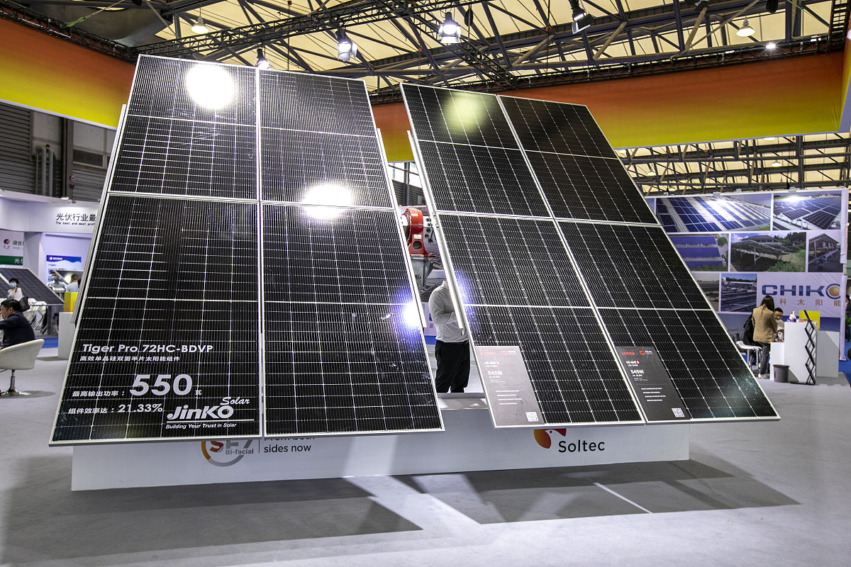 翻译成英文：TCL光伏科技是TCL实业旗下绿色能源全生命周期智慧服务商顺应全球绿色化、数字化的融合发展趋势依托TCL研发、供应链、仓储物流、渠道网络等资源优势发力光伏新能源领域提供集开发、设计、建设、运维、能源管理、咨询、融资服务于一体的一站式解决方案打造绿色能源与科技创新相结合的综合型智慧服务平台促进经济社会的绿色低碳发展助力乡村振兴与生态文明共建。