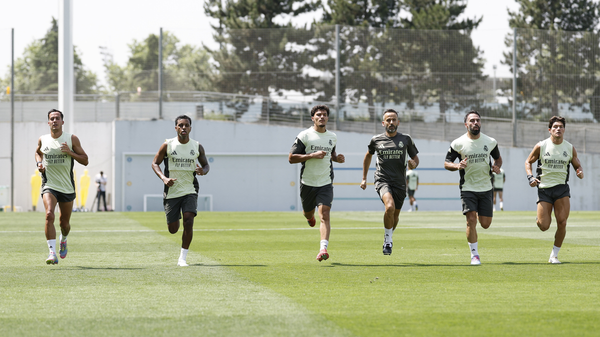 recommend me a gym of walk distance from habitat 67