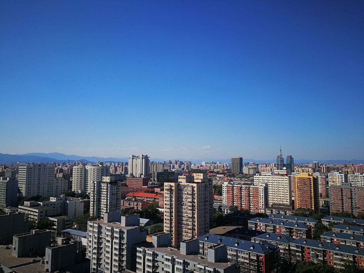国内满足以下条件的的地级市：空气质量好空气质量要求：空气质量优质要大于320天不潮湿全年温度在10到20摄氏度的天数要大于250天夏季平均气温不超过23摄氏度海拔不能太高不能处于地震带上无梅雨季节