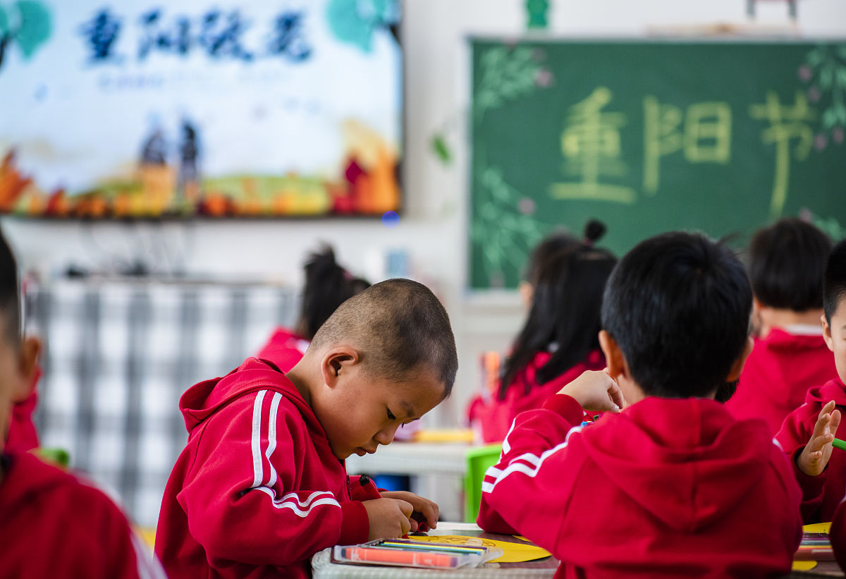 互联网+体验实习报告产品为第三方平台搭建沟通桥梁教育学者及志愿者改善乡村教育及留守学生心理向乡村学生普及教育知识拓宽乡村学生视野关注留守学生生理健康和心理健康。线上渠道投放建议：SEO投放建议百度。360DSP投放建议头条系产品信息流投放建议微盟。线下渠道： 平台主要为假期大学生的志愿者走进乡村对儿童进行对话媒体渠道：要目的是在活动运营中通过媒体资源的介入更有效的推介我们的品牌和产品。启心新媒体运