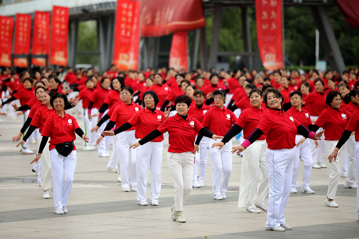 如何在村镇中与村民们开展健身运动活动：组织健身活动如健步走、太极拳、广场舞等让村民积极参与体育锻炼增强身体素质和健康水平。请写出一份活动策划案