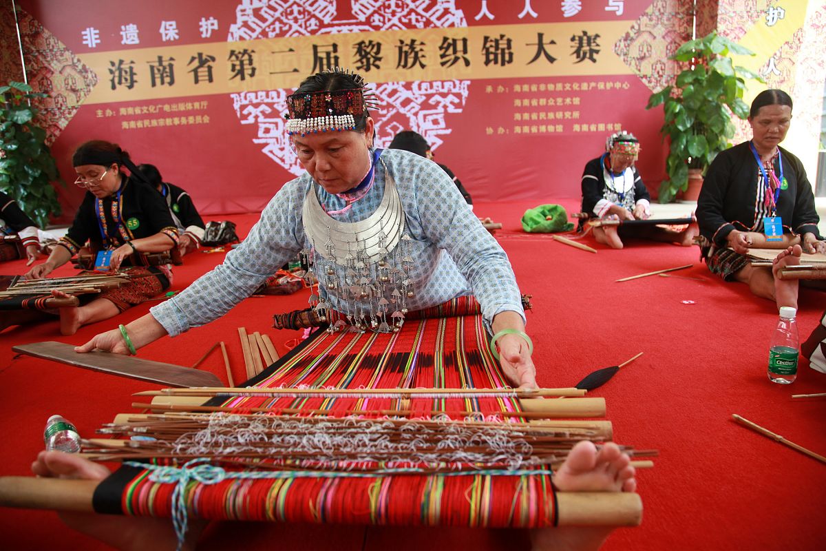 2010年6月12日,海南省博物馆,织锦选手展示黎族织锦技艺.
