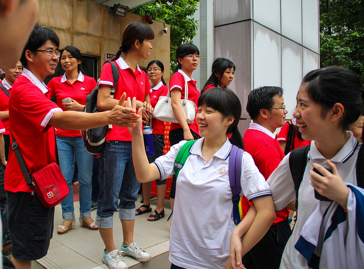 2014年6月7日,广州天河中学珠江新城校区的考生们步出考场,轻松自如,