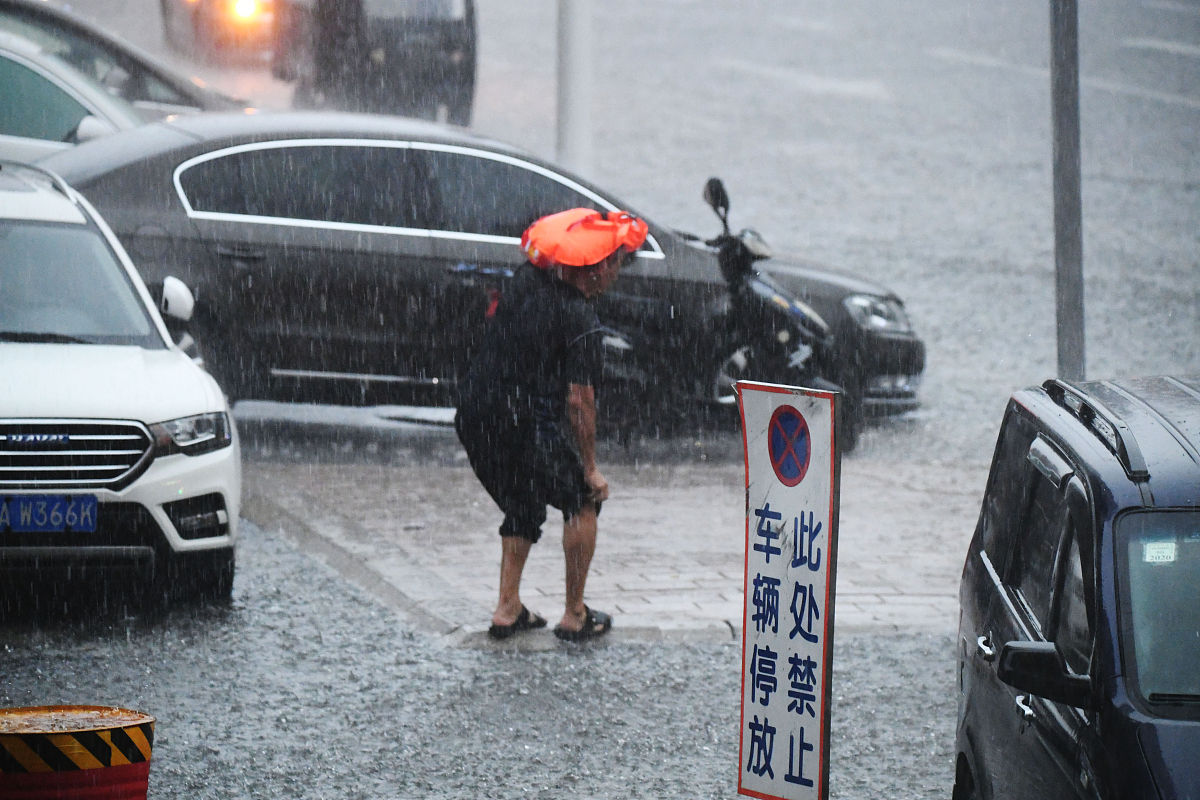 2020年7月22日,哈尔滨下午迎来阵雨,刚开始下的时候还有冰雹,阵雨下的