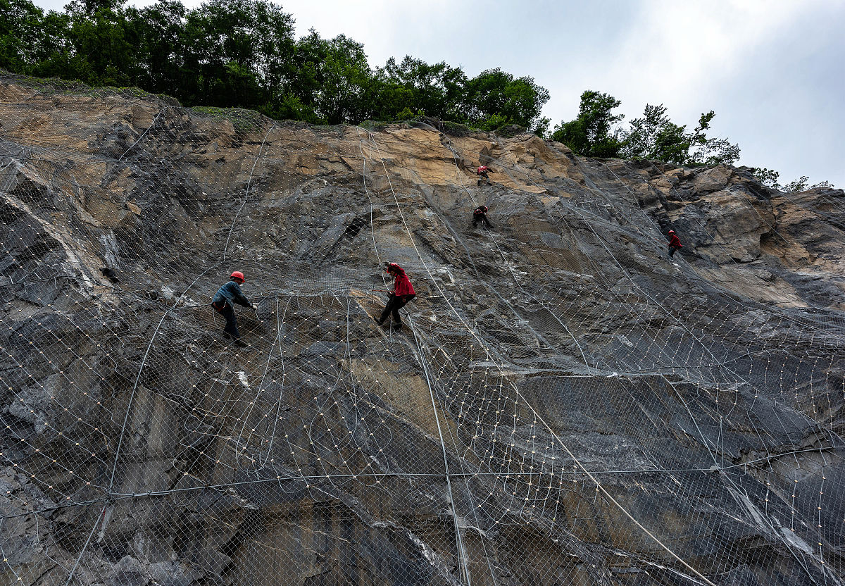 你正在撰写论文建筑边坡工程及其应用的探讨请从问题分析和解决对策两个方面论述建筑边坡工程存在边坡渗水的问题分别写成一段话格式不少于1000字。