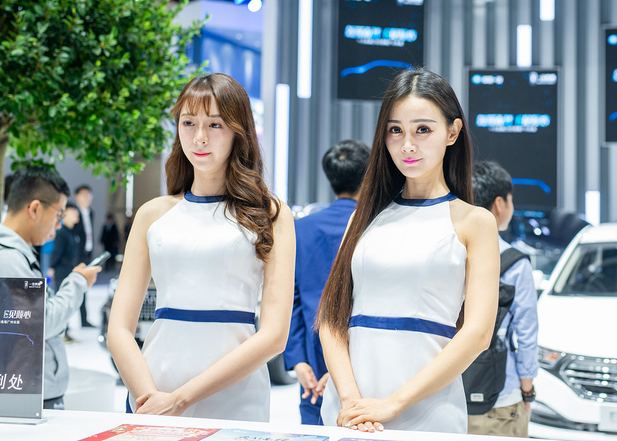 要求进行大改多用自己的话来解读以及感想整体内容核心意思不能变采用一些修辞手法。字数必须850字我为上海的小姑娘说几句话大家不要骂我。崇洋媚外是自媒体的噱头真实的情况应该是2个小姑娘觉得对方买不起宝马所以不肯给别人冰淇淋。宝马的展台不可能无限量供应冰淇淋所以主管早就吩咐了让他们长点眼色。2个礼仪小姐拿着一二百的兼职工资哪来的这么大的脾气。