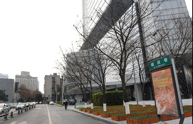 南京中山东路305号到横江大道辅路与康健路交叉囗多少公里帮我用200字详细描述