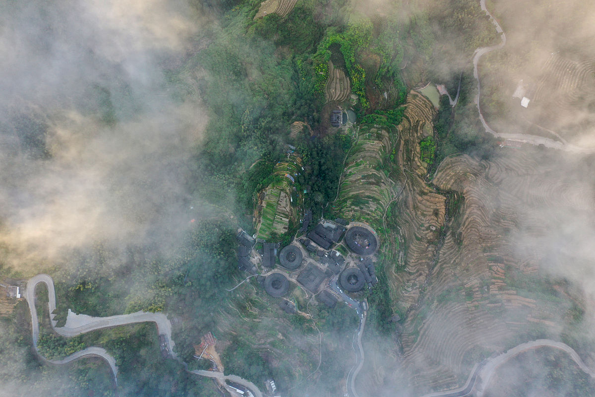 帮我写一个关于家乡风景航拍的连贯衔接的20个镜头的短视频脚本