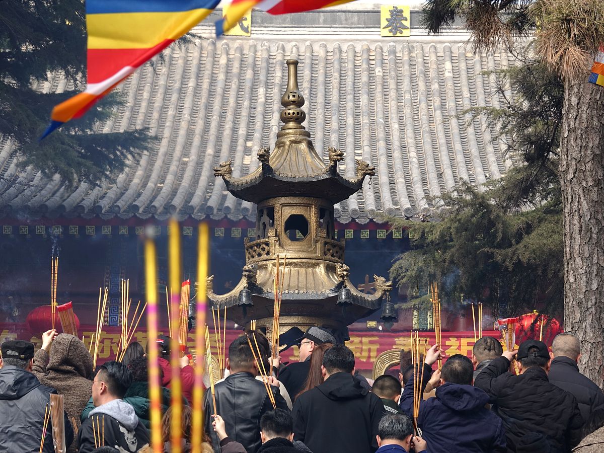 #年轻人为什么爱逛寺庙#【寺庙游爆火背后：年轻人既要休闲也在努力奋斗】随着旅游行业的复苏据相关数据显示2023年以来寺庙相关景区门票订单量同比增长310。2月以来预订寺庙景区门票的人群中90后、00后占比接近50。继飞盘、野餐、露营后寺庙游已经悄悄在年轻人当中流行起来。寺庙为何成为年轻人春游新宠？寺庙游爆火背后反映了年轻人怎样的心态？年轻人涌入寺庙上香真的是不上进吗？