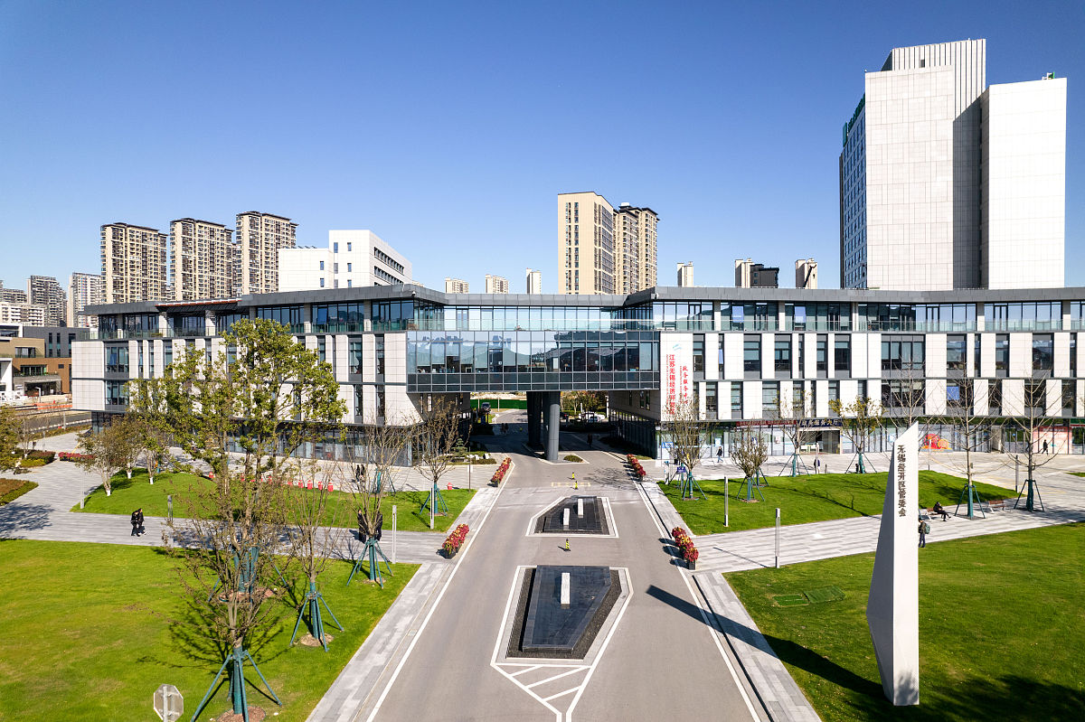 住在昆山花桥镇万科城是什么中学。一小时内的在上海什么地方上班方便坐高铁到上海虹桥商务区要多长时间从昆山南站坐高铁到上海虹桥站多少钱上海虹桥商务区以什么行业为主it行业有哪些公司上海虹桥商务区以后有哪些规划发展如何