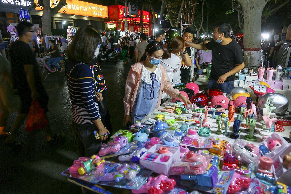 2020年6月1日,郑州健康路夜市复市,前来逛街的市民熙来攘往,而商户则